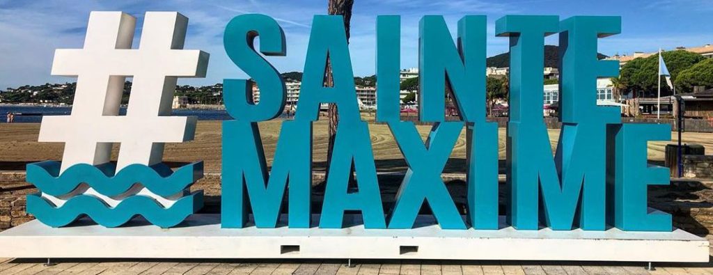 #SAINTEMAXIME — Lettres emblématiques en bord de plage à Sainte-Maxime